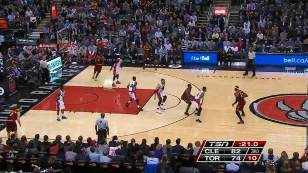 Jonas Valanciunas'tan LeBron James'e sert faul