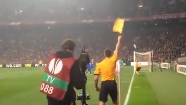 Orta yapmak yerine hakemi nişanladı!