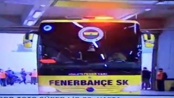 Fenerbahçe takım otobüsü stada giriş yaptı
