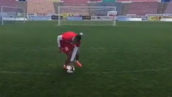 Topun etrafında 13 kez döndükten sonra gol atmaya çalışmak