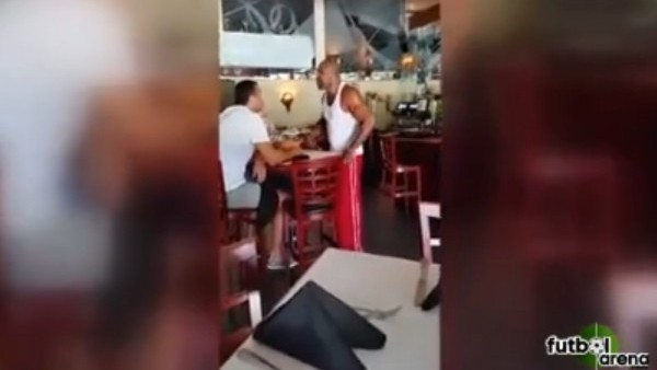 Boksörler restoranda kapışınca...