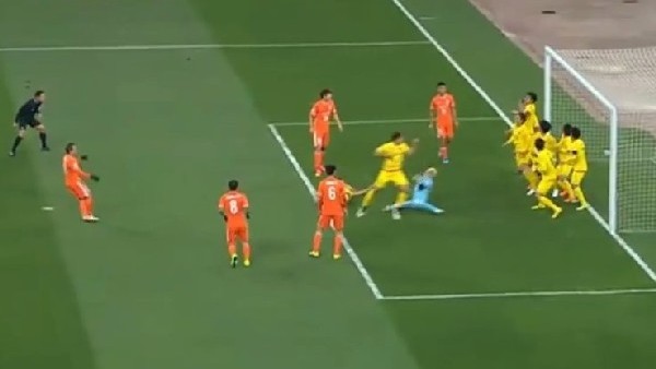 9 kişinin üzerinden golü attı