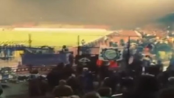 Taraftarlar çıldırdı, maç yarıda kesildi!