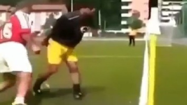 Korner direğine çarptırarak çalım attı