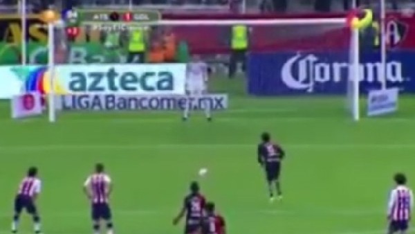 Panenka penaltısı ve kalecinin kurtarışı