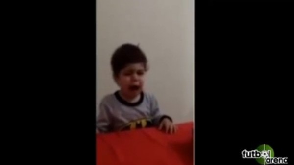 Fenerbahçe forması giymeyen çocuk