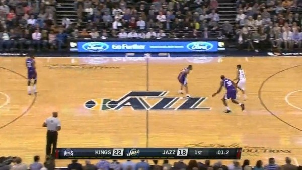 Trey Burke kendi sahasından basket attı