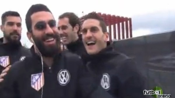 Arda Turan kör otomobilin içinde