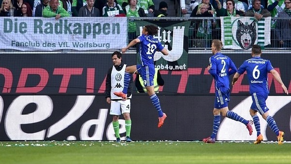 Schalke'li yıldız kendi sahasından aldı golü attı!