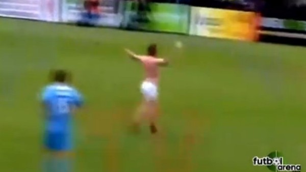 İç çamaşırıyla saha daldı, selfie çekti.