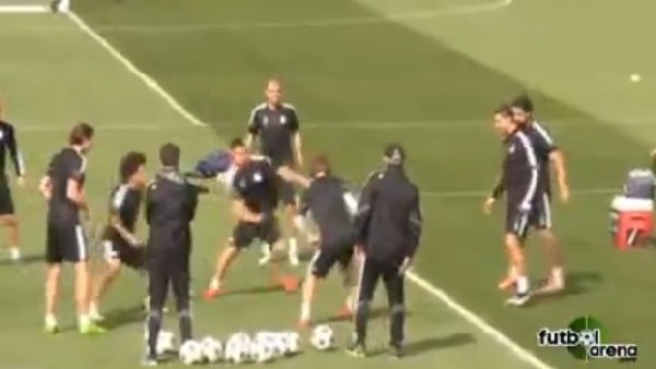 Ronaldo Önce Güldü, Sonra Öptü...