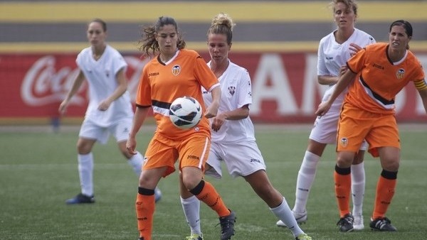 Kadın futbolcunun golü ağızları açık bıraktı!