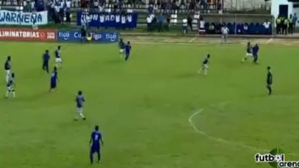 Kızgın teknik adam futbolcuyu hırpaladı