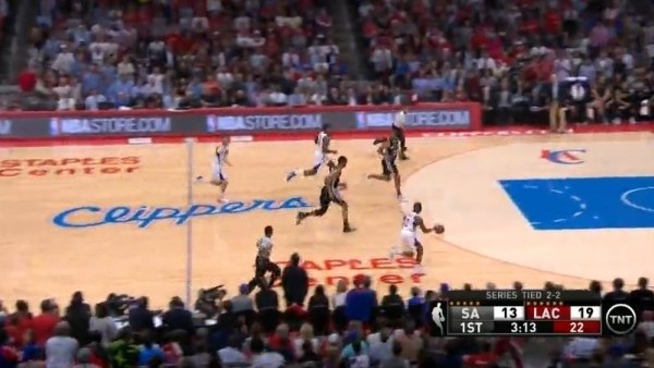 Topu çaldı ve harika bir asist yaptı