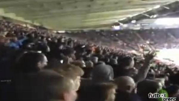 Chelsea taraftarından Wenger'e gönderme