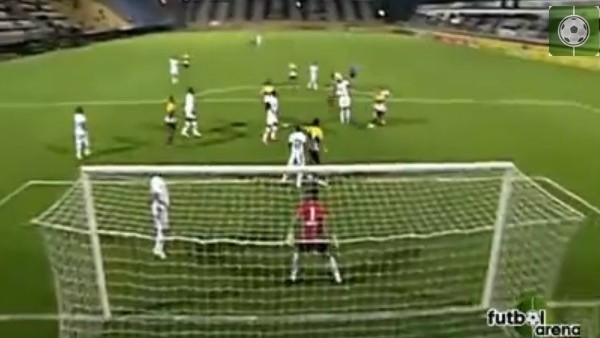 Rakip futbolcuya harika asist!