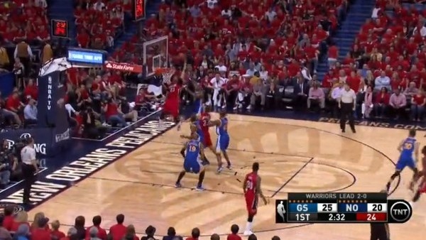 Anthony Davis sıçradı ve basketi yaptı!