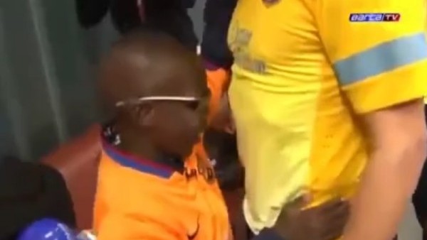 Görme engelli çocuklar Barça'lı futbolcuları dokunarak tanıdı