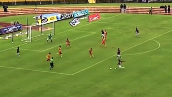 Sol ayağıyla tam köşeye füze yolladı