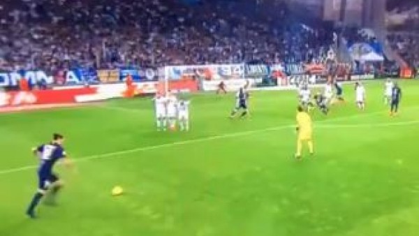 İbrahimovic topa vururken yere düştü