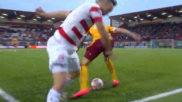 Hızını alamayan futbolcu kameraya tosladı!