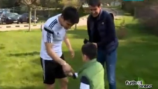 Necip, minik hayranlarıyla buluştu