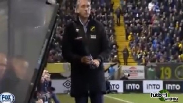 Kulübede çıldıran hoca camları kırdı!