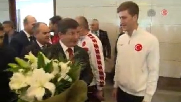 Trabzon Erdoğdu Anadolu Lisesi oyuncuları, Davutoğlu'nu karşıladı