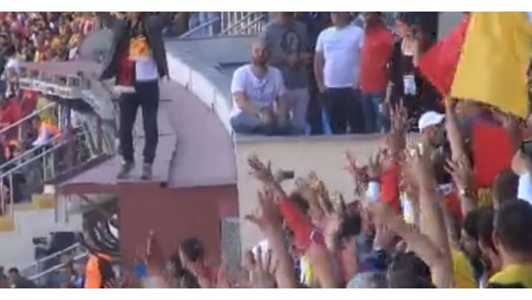 Rıza Kocaoğlu Göztepe taraftarına Üçlü Çektiriyor