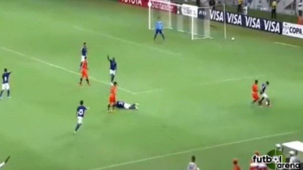 Önce faul yaptı sonra dövdü!