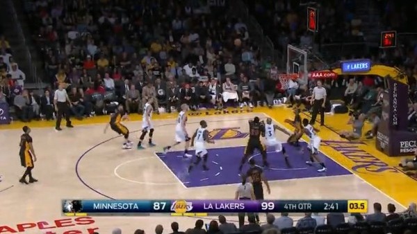 Andrew Wiggins kendi sahasından aldı gidip smacı çaktı