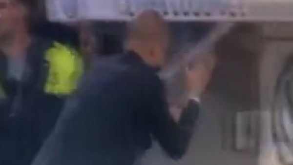 Pep Guardiola'dan alkışlı protesto!