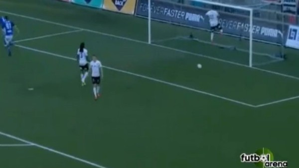 Gole sinirlendi kafasını direğe vurdu