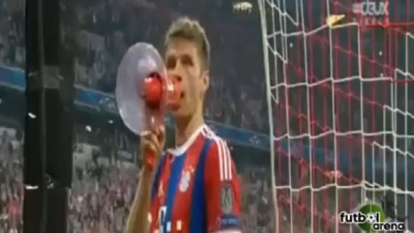 Thomas Müller amigo oldu, Allianz Arena coştu