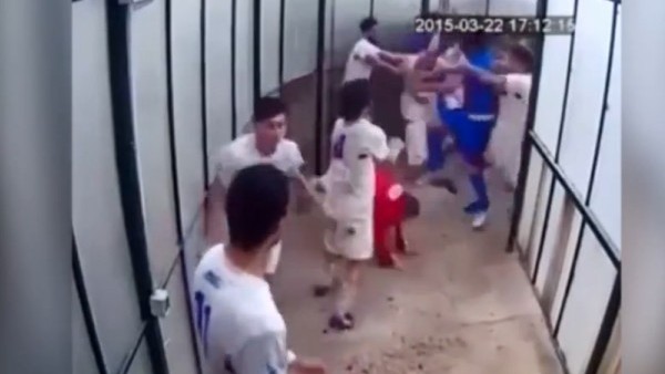 İki takım oyuncuları birbirlerine girdiler