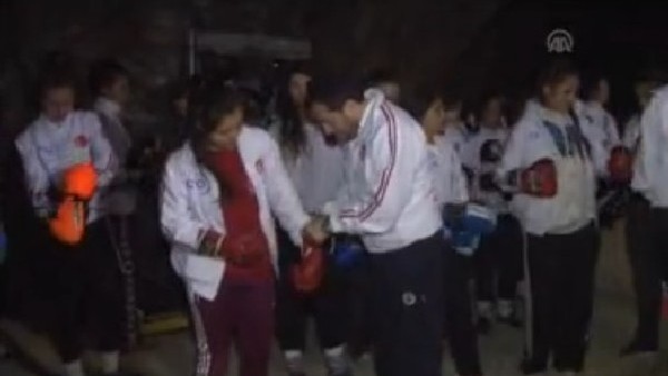 Yerin 150 metre altında boks yaptılar