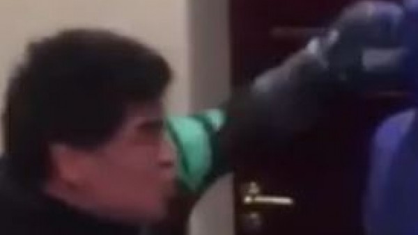 Maradona bu sefer yumruklarını konuşturdu