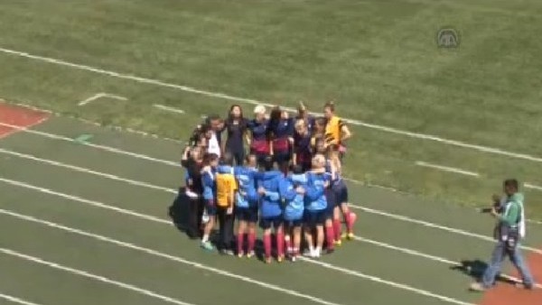 Şampiyon Konak Belediyespor kupayı kaldırdı