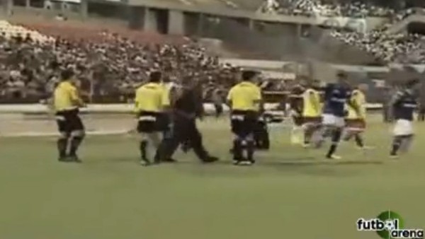 Futbolculara biber gazlı müdahale!