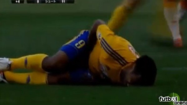 Saha ortasında hadım etti