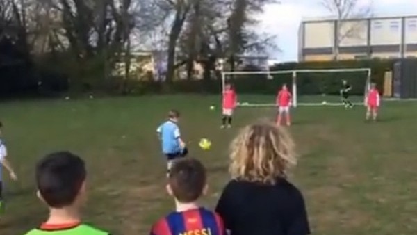 Minik futbolcudan inanılmaz gol