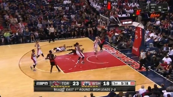 Terrence Ross'tan rakibin aklını alan smaç