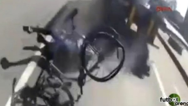 Bisikletçi inanılmaz kazadan sağ kurtuldu