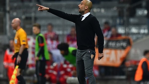 Heyecandan Guardiola'nın pantolonu yırtıldı