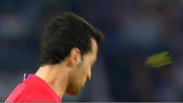 Rakibe çim fırlattı, kırmızı gördü 