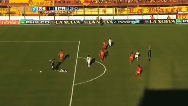 Rakibine acımasızca tekme attı