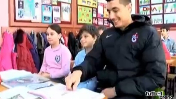 Trabzonsporlu Cardozo'dan okul ziyareti