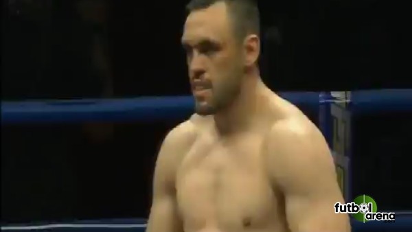 Gökhan Saki rakibine acımadı!