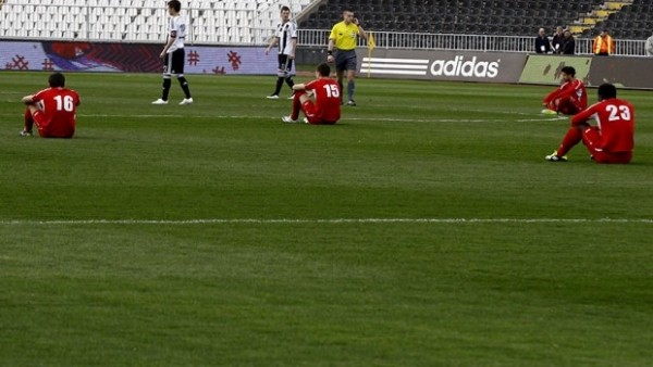 Maç sırasında futbolculardan şok protesto!