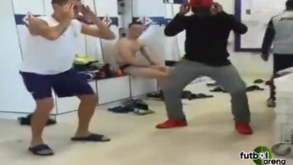 Fiorentina soyunma odasında ilginç dans!